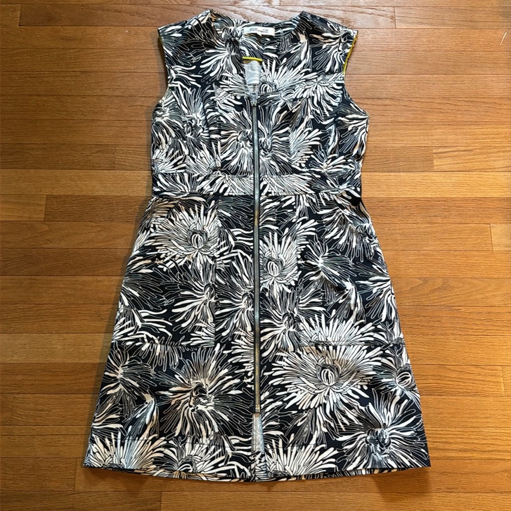DVF black and white floral print zip-front sheath dress - Picture 3 of 8